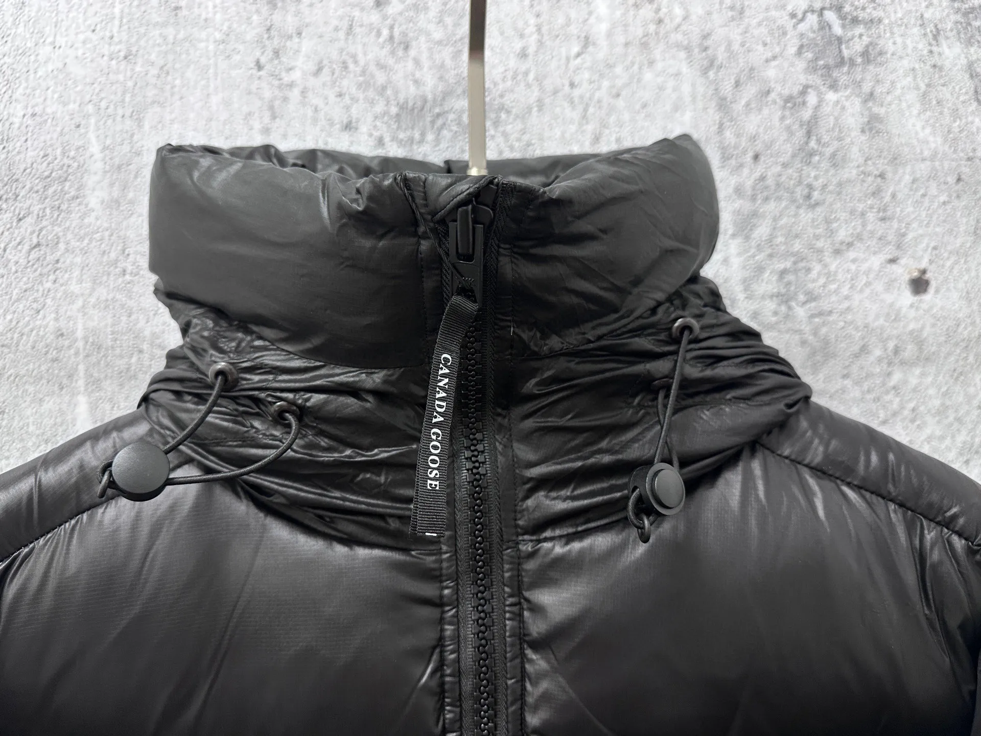 P780 [𝘾𝘼𝙉𝘼𝘿𝘼 𝙂𝙊𝙊𝙎𝙀] Canada Goose's limited new Crofton puff down jacket, top version, ceiling level Crofton soft loaf, 2024 latest style, cold protection effect up to level 4, using recycled Feather-Light tear-resistant fabric, ultra-light, no weight on the upper body at all! The unique black label highlights your temperament‼ ️ Canada Goose, a Canadian brand, has always been recognized as the warmest down jacket. Various Instagram celebrities, Internet celebrities, and celebrities often wear it for street photos. I make Canada Goose every year, but I still can't get rid of my love for it. No matter how cold the days are, there is no need to be afraid, because there is! Filled with 90% white duck down, it is the legendary warmest down jacket and is known as a must-have for Arctic outdoor sports! The most popular down jacket in the world, celebrities are rushing to buy it, it is a must-have!  Size: S~XXL